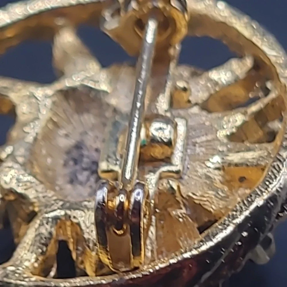 Vintage Flower Brooch‎ Woman Gold Tone Textured Floral Circular Pin Accessory